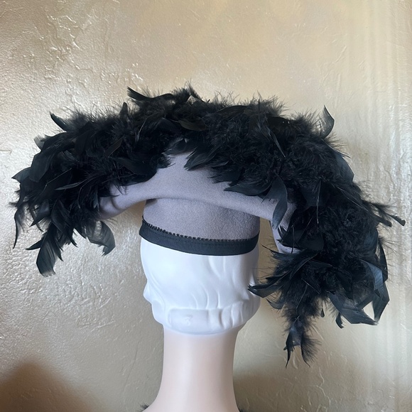 GRANDIOSE 1950's TAUPE FELT LARGE BRIMMED HAT WITH BLACK FEATHERS - Picture 4 of 10